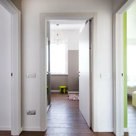 Apartment Lush Contemporary Flat, Wonderful With 3 Bedrooms, 6 Guests Milan