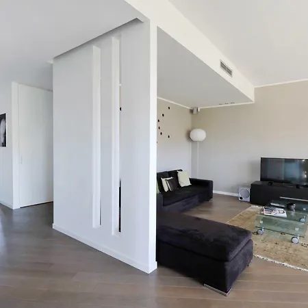 Lush Contemporary Flat, Wonderful With 3 Bedrooms, 6 Guests Apartment