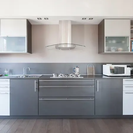 Lush Contemporary Flat, Wonderful With 3 Bedrooms, 6 Guests Apartment